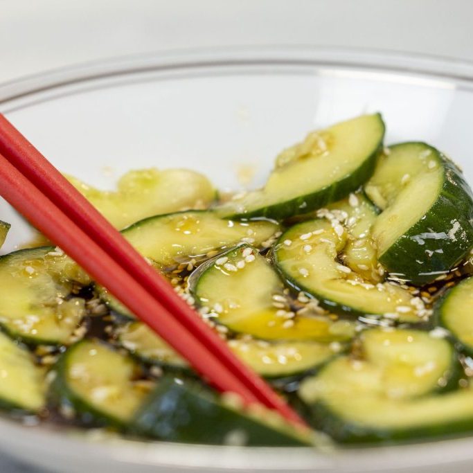 Smashed Cucumber Salat